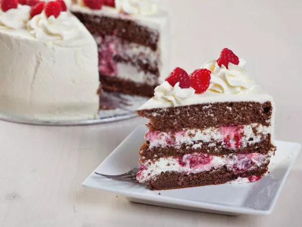Summery raspberry chocolate cake