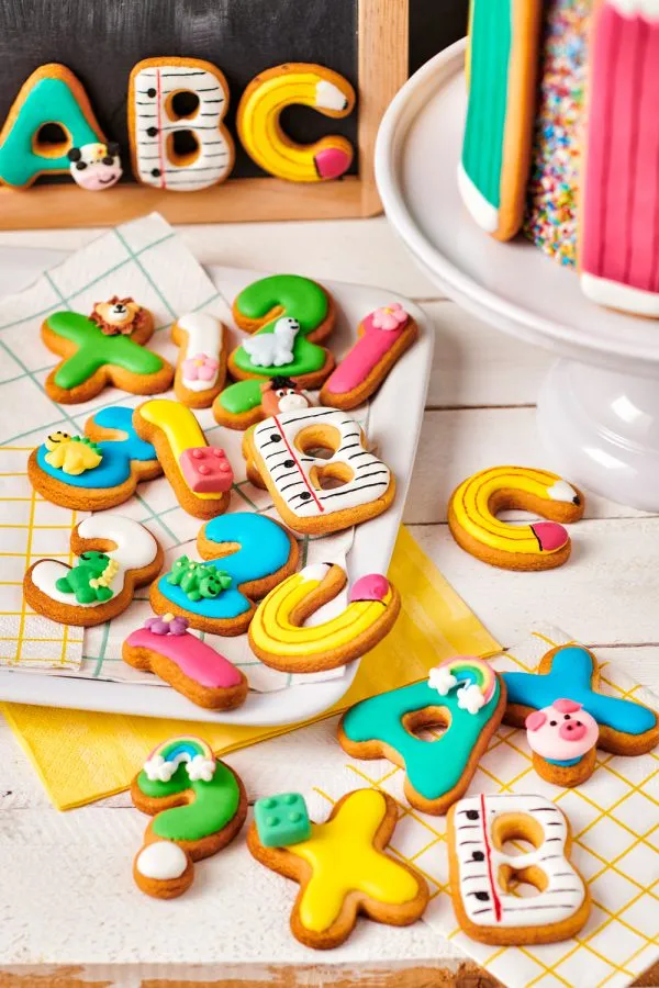 FunCakes back to school koekjes gedecoreerd met FunCakes suikerdecoraties verwijst naar het decoratie assortiment