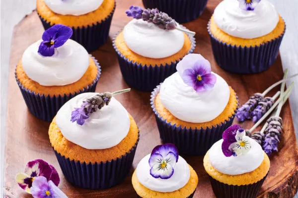 Cupcakes met Enchanted Cream® met paarse bloemen