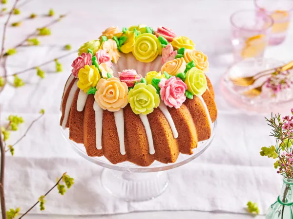 Lente tulband met botercrème bloemen