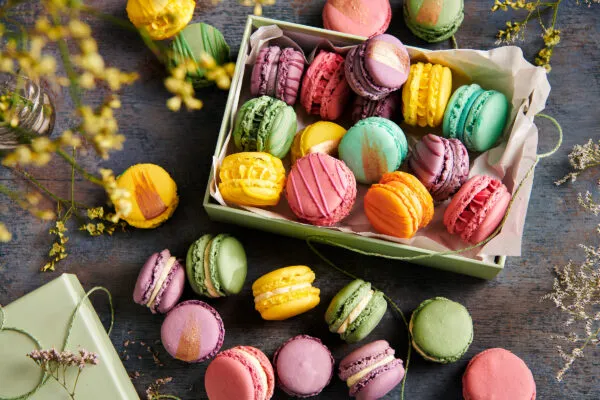 Filled lemon curd macarons
