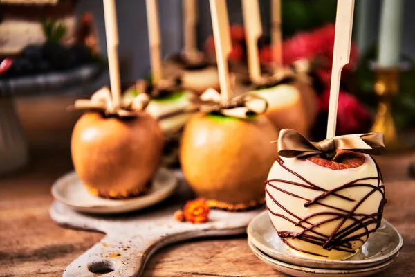 Gedipte toffee en witte chocolade appels