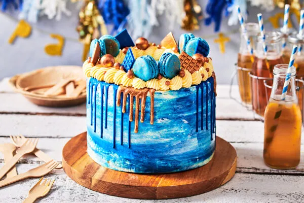 Stoere goud-blauwe verjaardagstaart