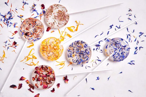 Isomalt lollipops with edible flowers