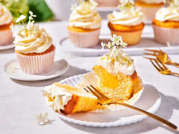 Cupcakes with Swiss cream and elderflower