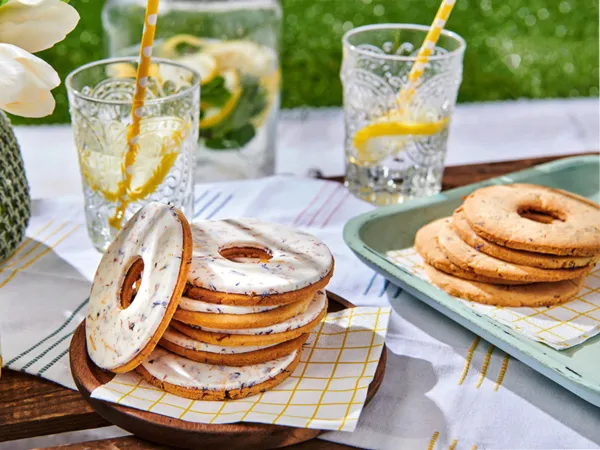 Cookies with edible flowers