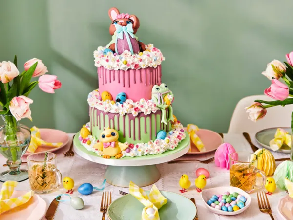 Easter cake with Easter figures