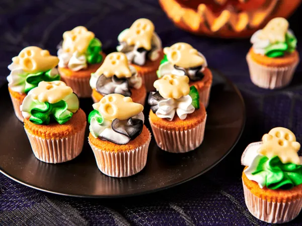 Halloween ghost cupcakes