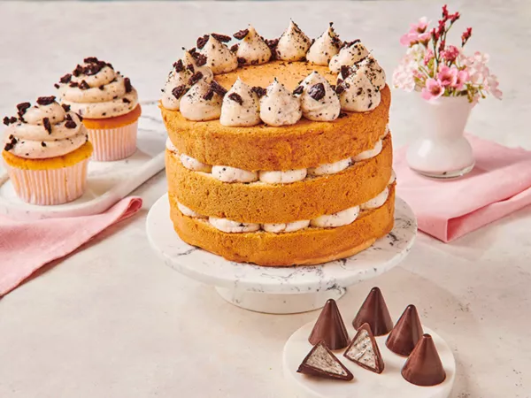 Mini cakes with buttercream and spreads