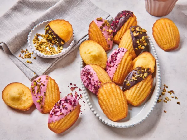 Madeleines with pistachio and Deco Melts