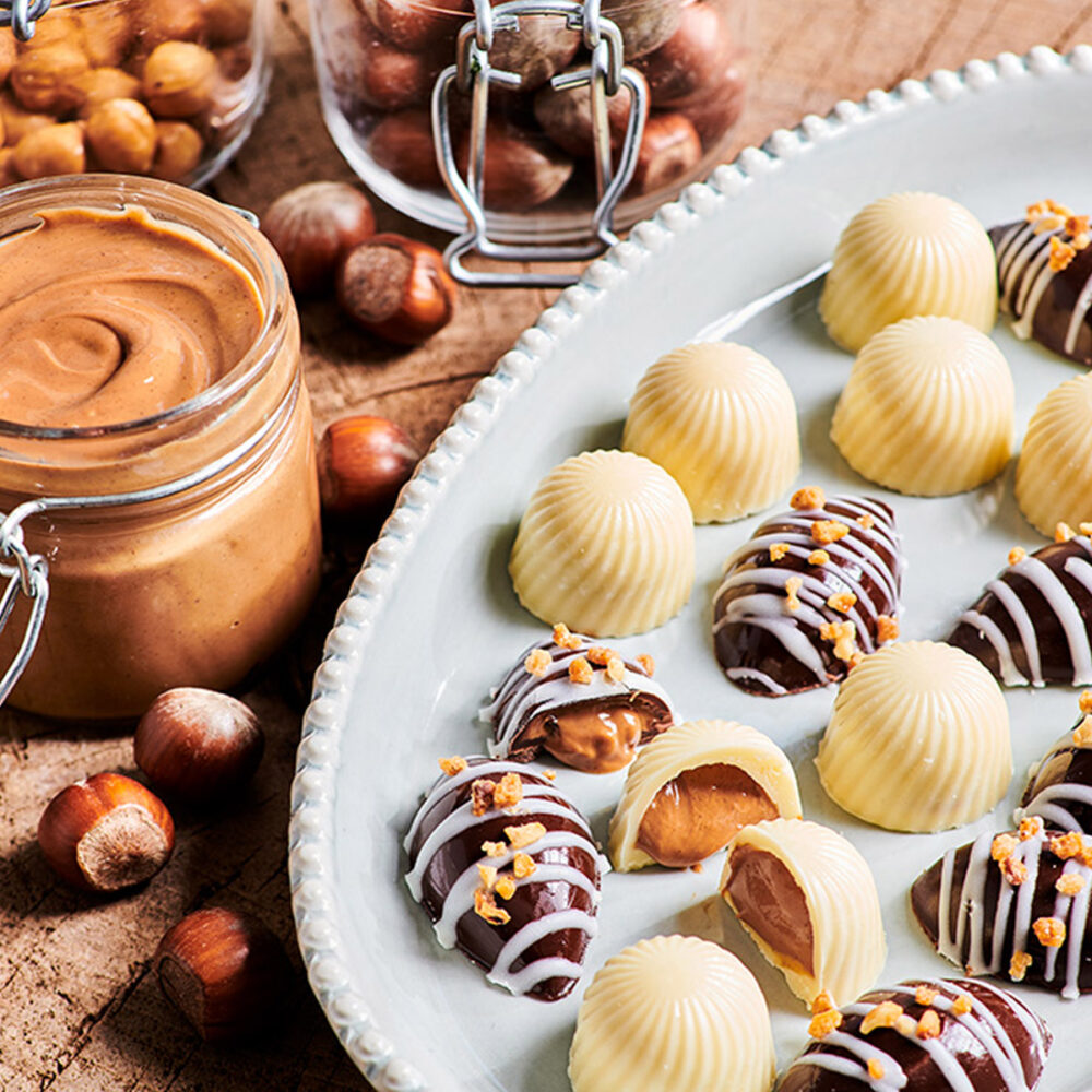 F54440 FunCakes Hazelnut Praline Filling Ambiance Image