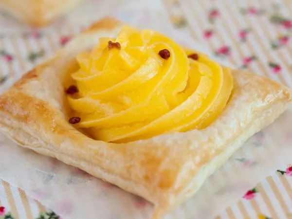 Puff pastries with crème pâtisserie