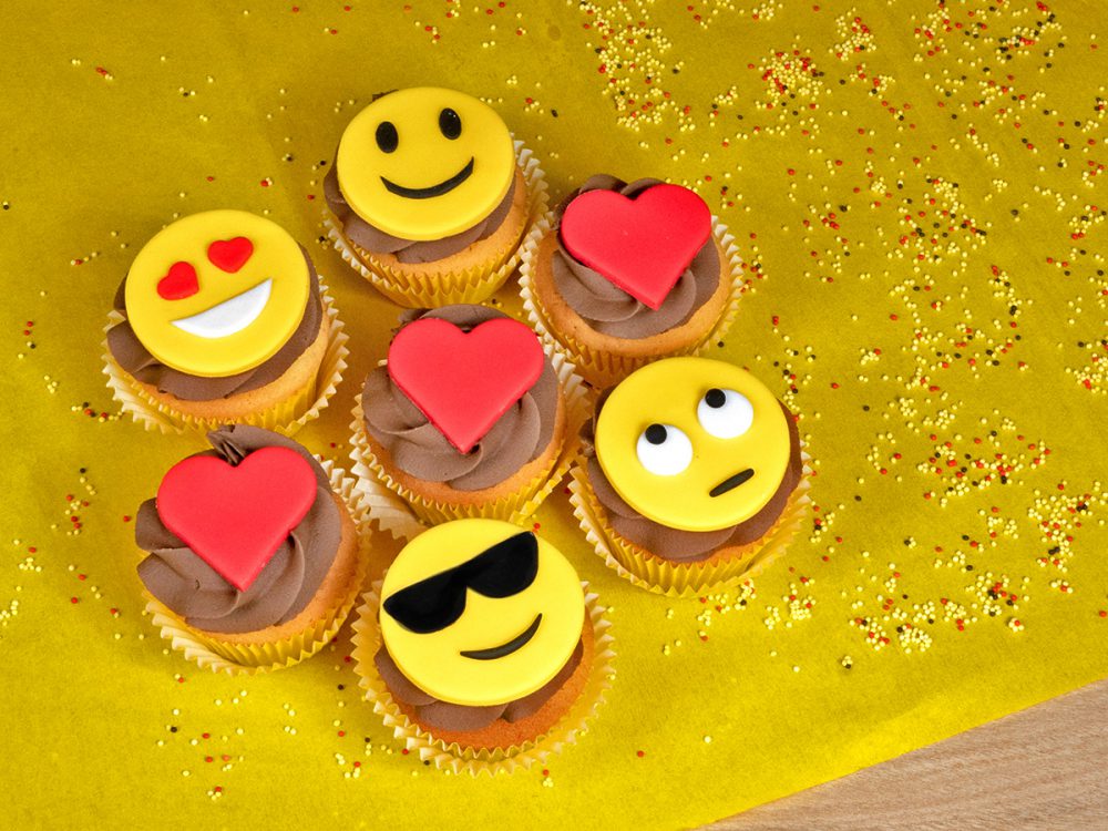 Set of emoticons fondant cutters, in 3 and 4 cm.