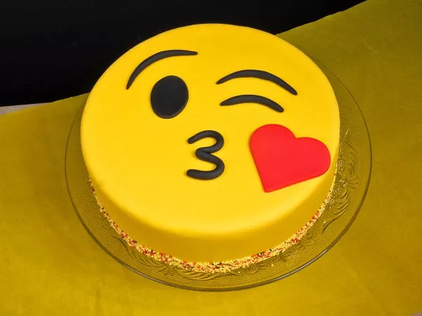 Emoji kiss cake