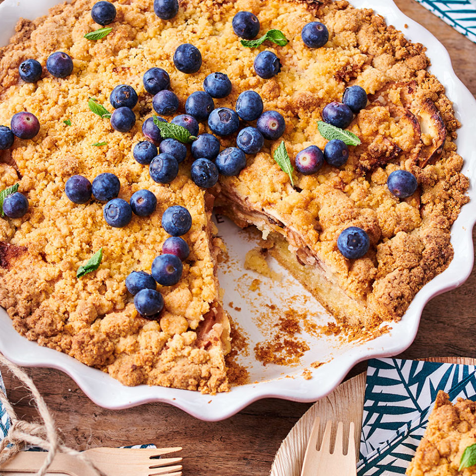 Apple almond crumble cake