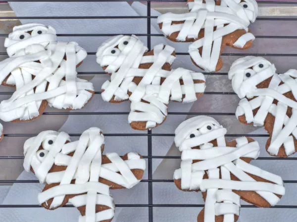 Gingerbread mummie cookies