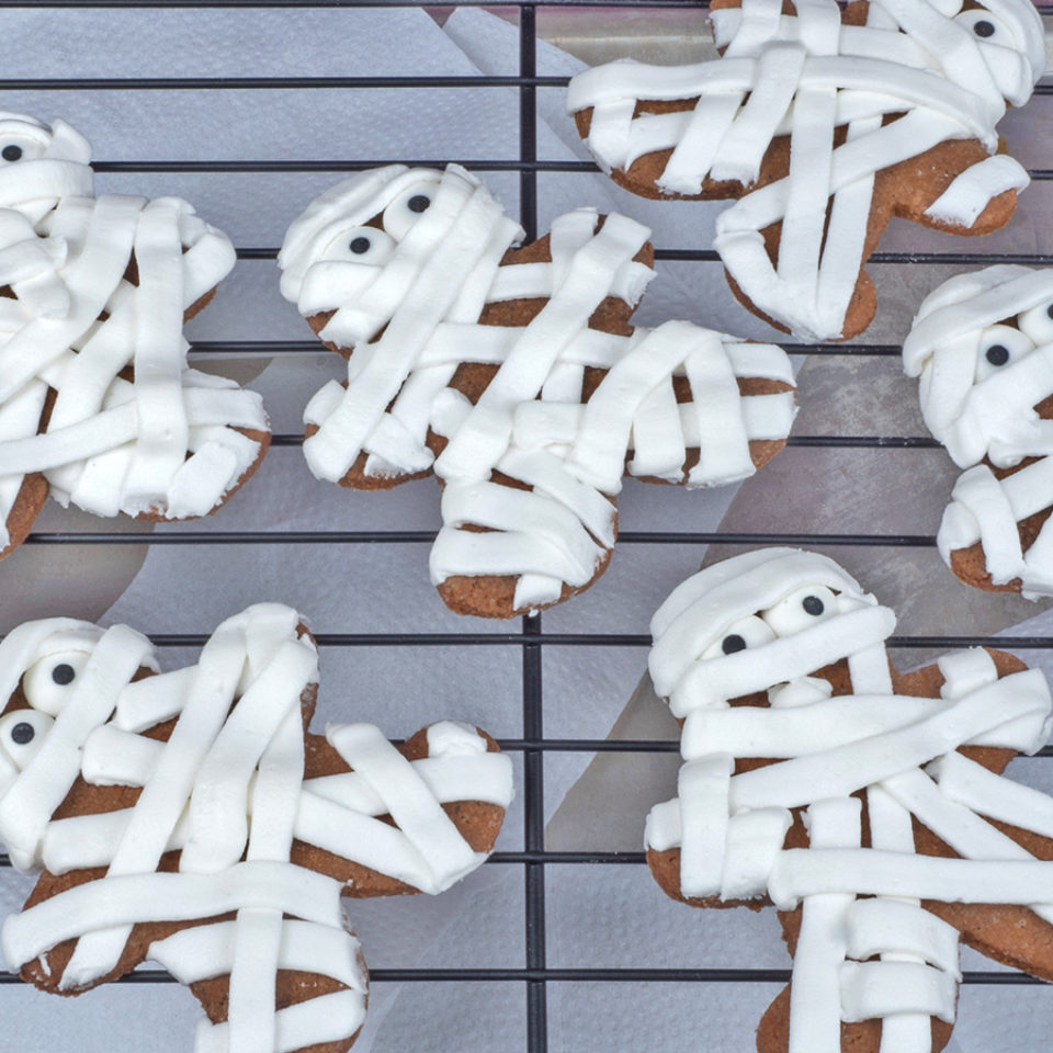 Gingerbread mummie cookies