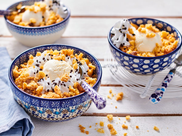 Apple Crumble Cake Bowl Apple Crumble Cake Bowl
