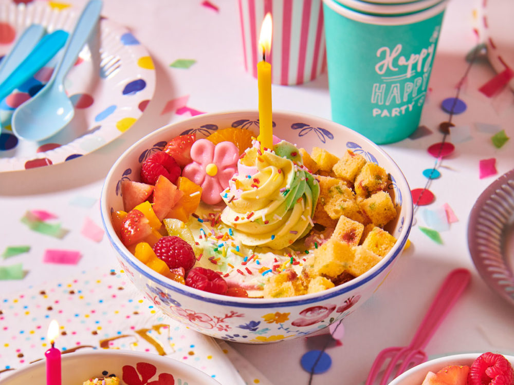 Maar als je bij je visite tegenwoordig écht wil uitpakken, moet je toch met iets anders op tafel komen. Dan serveer je dus je cake in een glas of in een schaal, in laagjes met verschillende smaken. Deze cake is dan een feestelijke afsluiter van een mooi diner bijvoorbeeld. Een spectaculair pronkstuk. Hoe ziet zo’n cake bowl er dan uit? Ik zal je verschillende recepten laten zien.