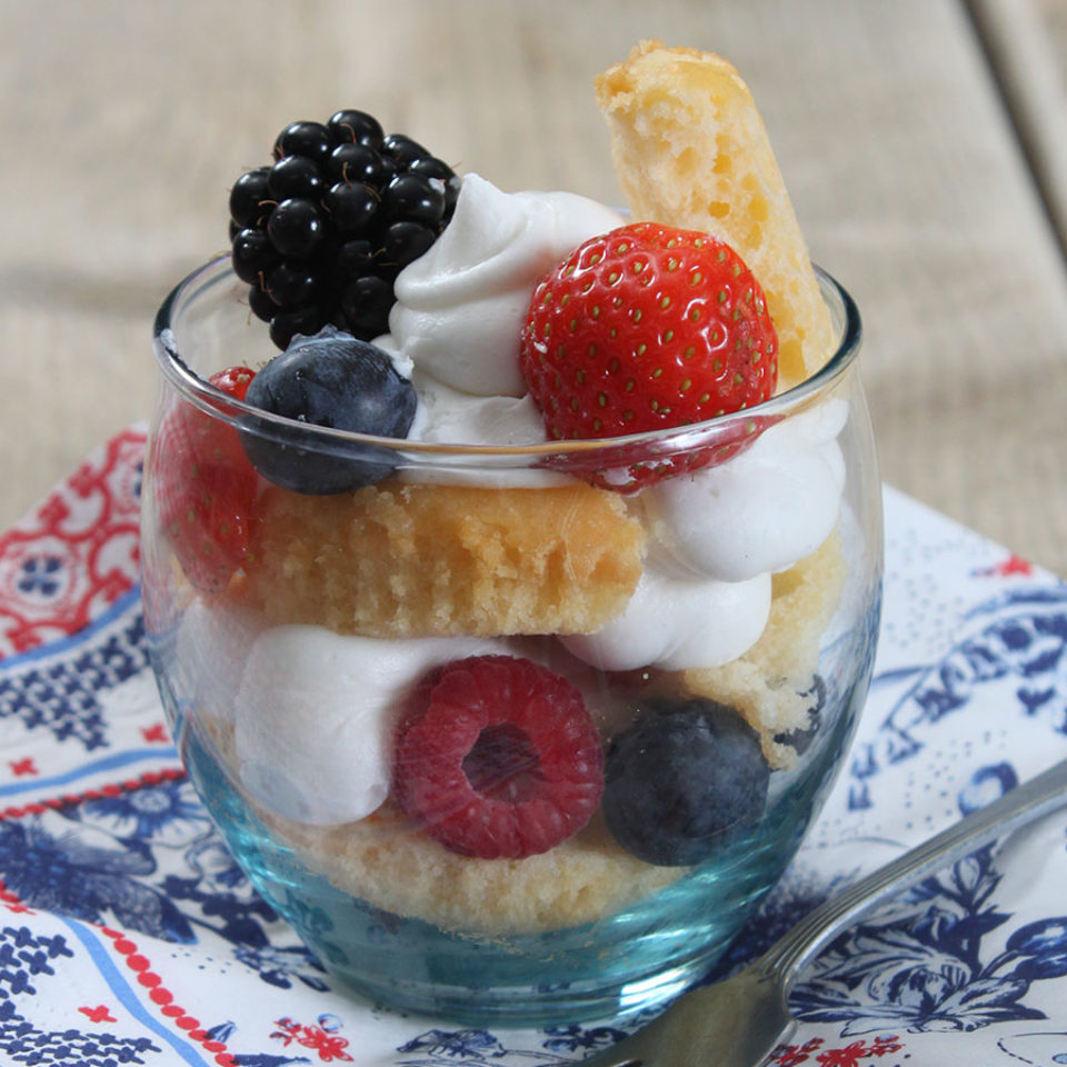 Cupcake in a cup met bosvruchten