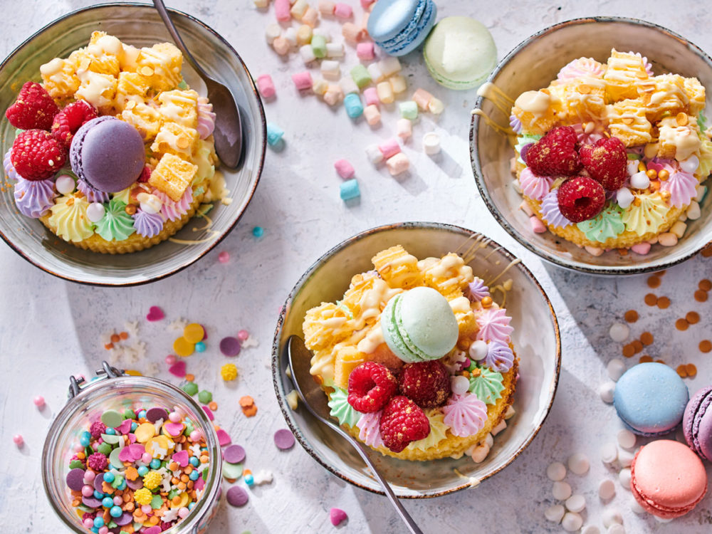 Maar als je bij je visite tegenwoordig écht wil uitpakken, moet je toch met iets anders op tafel komen. Dan serveer je dus je cake in een glas of in een schaal, in laagjes met verschillende smaken. Deze cake is dan een feestelijke afsluiter van een mooi diner bijvoorbeeld. Een spectaculair pronkstuk. Hoe ziet zo’n cake bowl er dan uit? Ik zal je verschillende recepten laten zien.