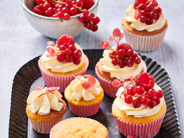 Low Sugar Cupcakes Met Rood Fruit Website 1
