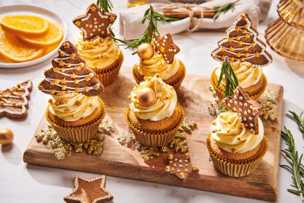 Christmas cupcakes with gingerbread cookies