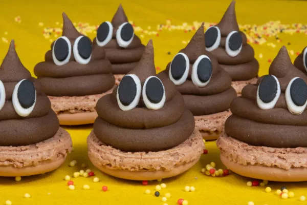 Mini poopy macarons