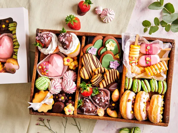 In 6 steps to an amazing sweet box - FunCakes