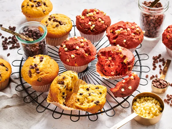 Red velvet muffins met witte chocolade drops