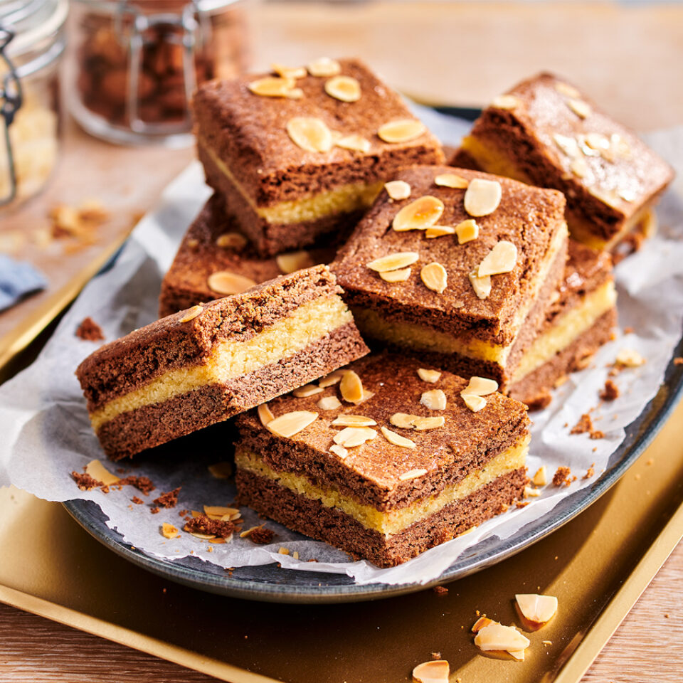 Filled speculoos with almond flakes