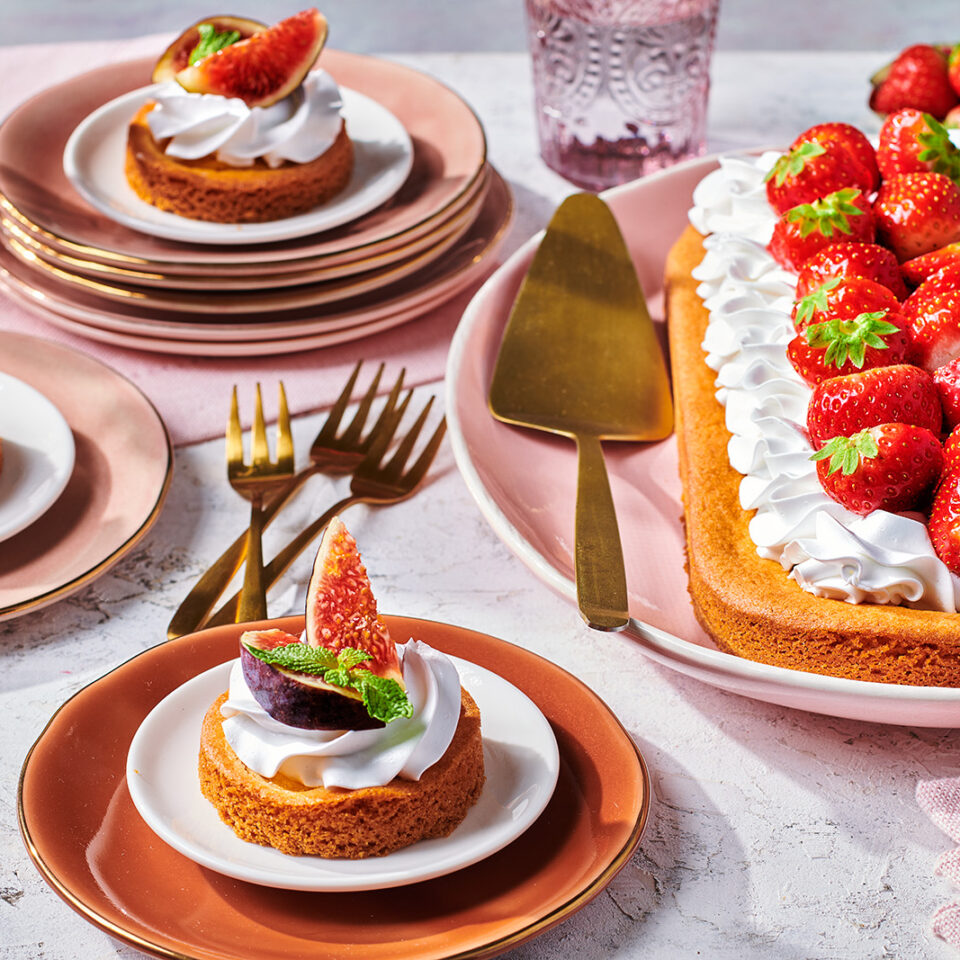 Sweet cookie & crust with strawberries