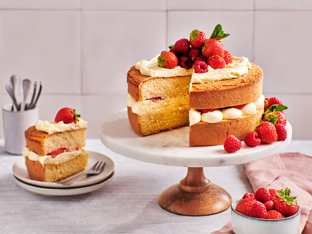 Victoria sponge cake, the British tea classic recipe - Spatula Desserts