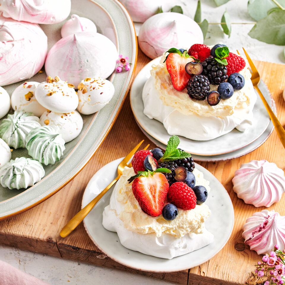 Pavlova's met fruit