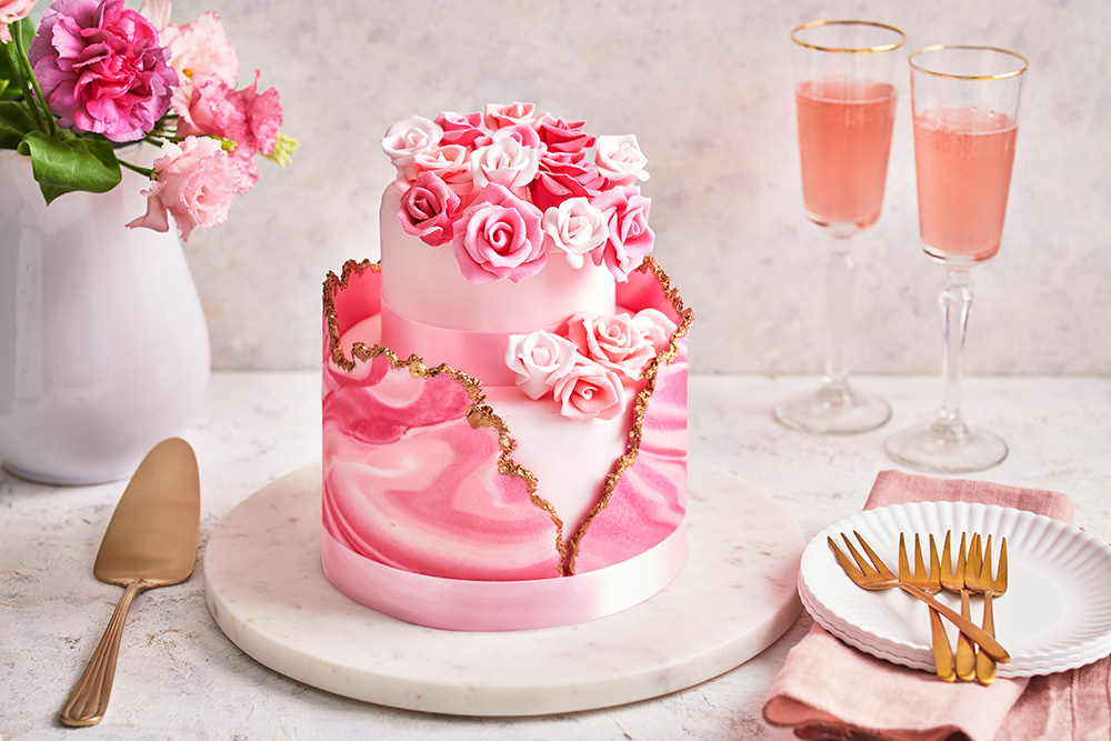 Pink cake with roses and gold edge - FunCakes