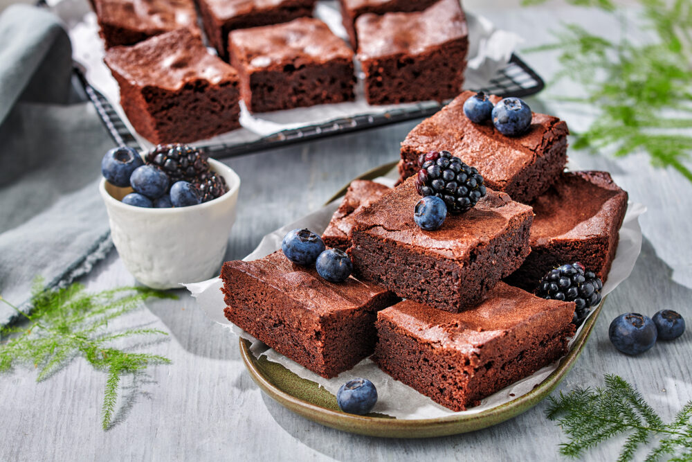 Fun Cakes 20201119 Glutenvrij Brownie 02 Gluten free brownie with blueberries and blackberries