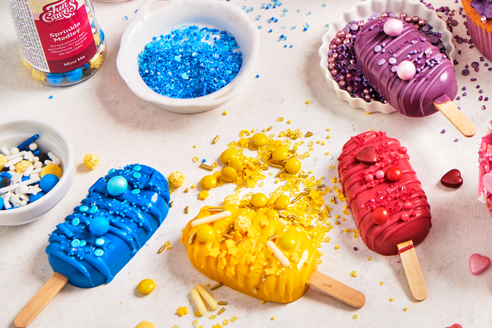 Sprinkle Ijsjes Regenboog cakesickles gevuld met cake en chocolade