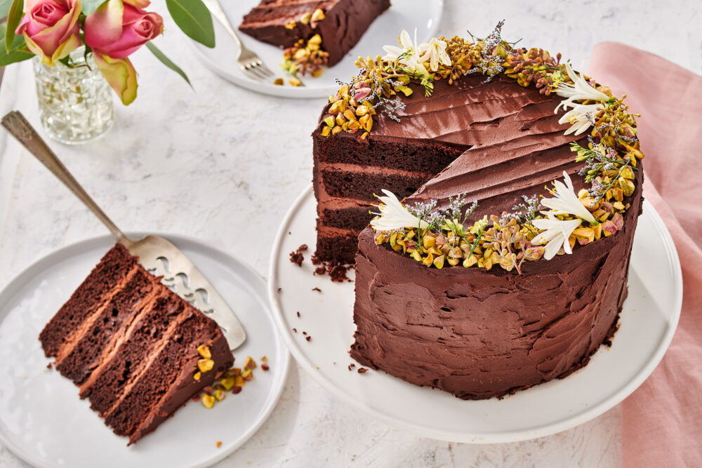 Chocolate cake with ganache and pistachio nuts - FunCakes