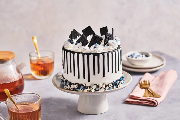 Black drip cake with sprinkles and mini choco bars