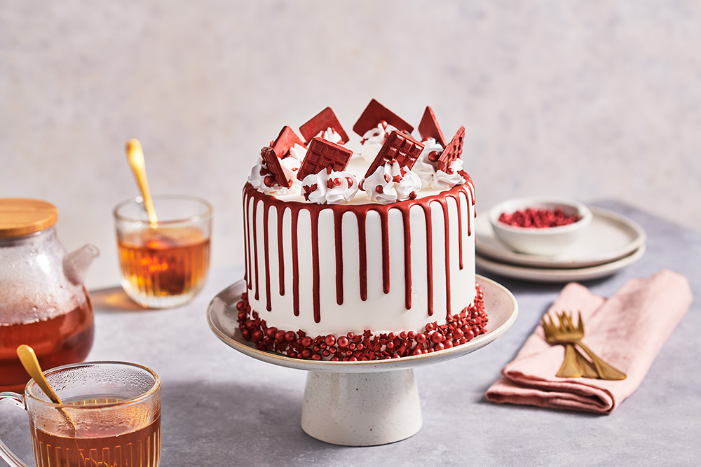 FunCakes Choco Drip Cake Ruby Ruby driptaart met strooisels en choco bars