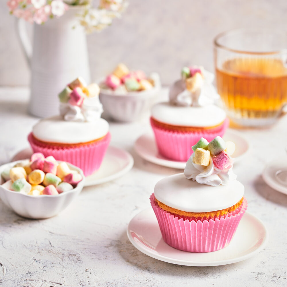 F20445 FunCakes Flavoured Sugar Paste Marshmallow 1kg Ambience Image