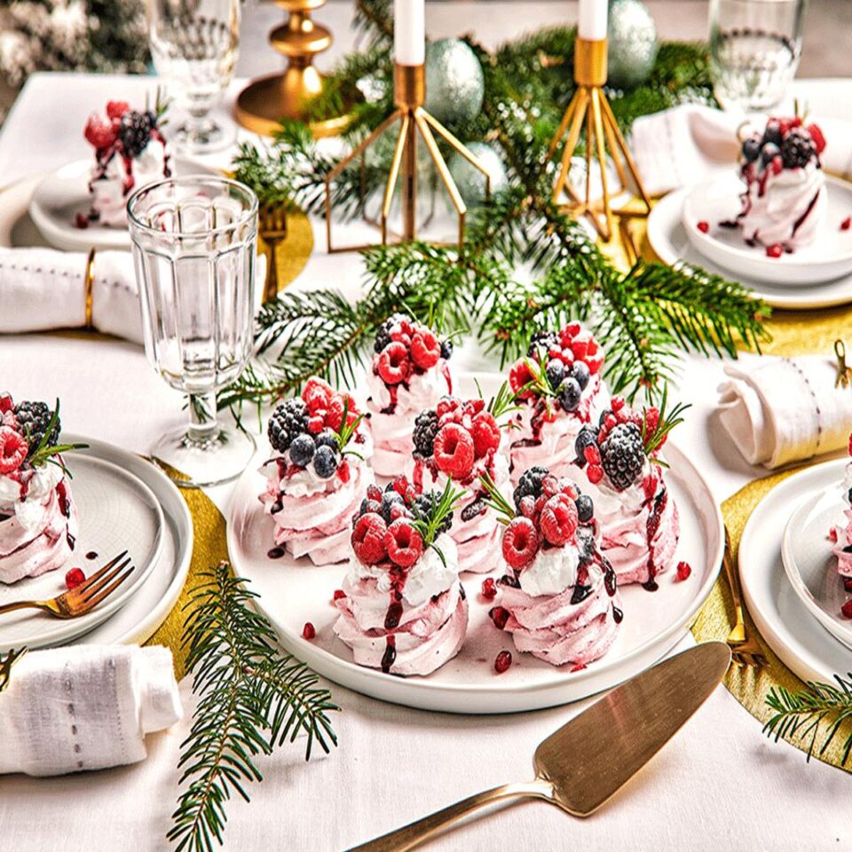 Mini Pavlova with fruit