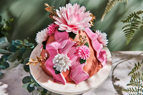 Dome taart met eetbare wafer flowers