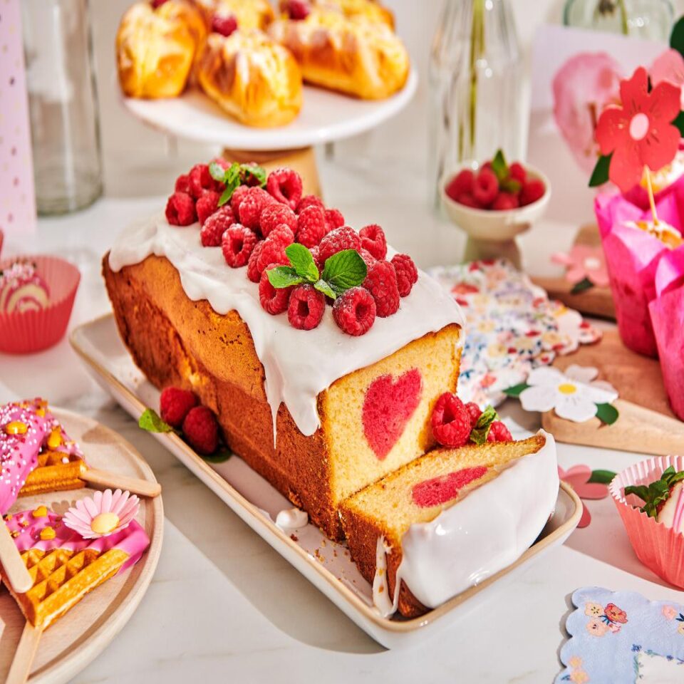 Classic Cake met roze hart en frambozen